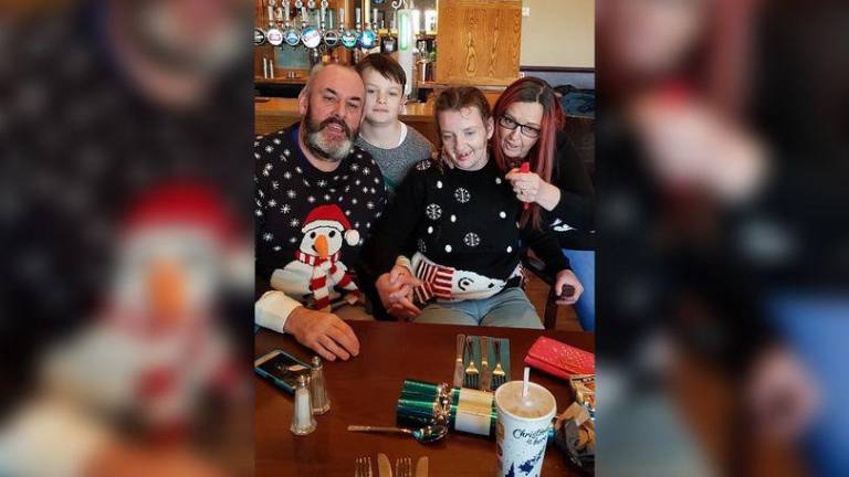 Joven madre celebrará Navidad por adelantado con su hijo antes de morir en Reino Unido