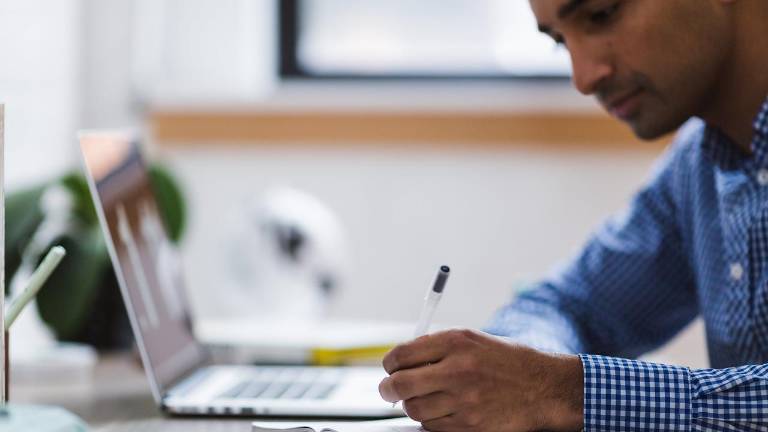 La modalidad online se muestra como una oportunidad para acercar a los estudiantes a la educación superior, mientras manejan su tiempo, actividades y recursos de manera autónoma.