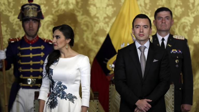 El presidente de Ecuador, Daniel Noboa, junto a la vicepresidenta, Verónica Abad (i), participa en un acto protocolario en el Palacio de Carondelet luego de ser investido en la Asamblea Nacional como jefe de Estado en reemplazo de Guillermo Lasso, el 23 de noviembre de este año.