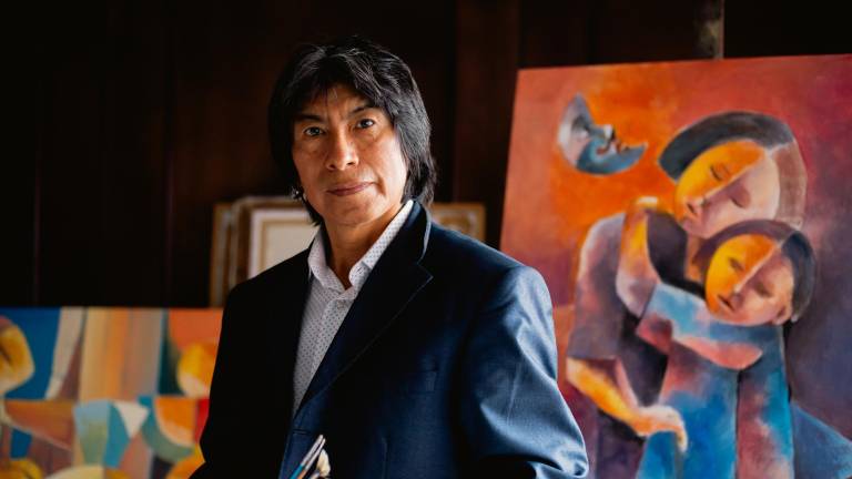 Olmedo Quimbita artista con cuatro décadas pintando y más de tres mil obras.