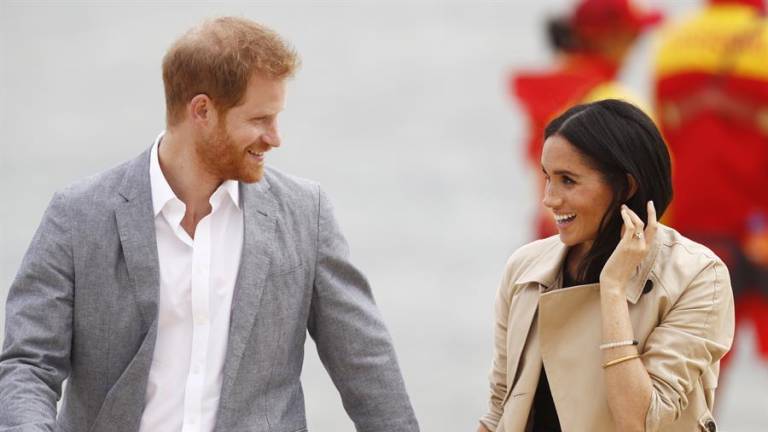 Fotografía de archivo fechada el 18 de octubre de 2018 del príncipe Harry (i) y Meghan (d), duques de Sussex, en Melbourne (Australia)