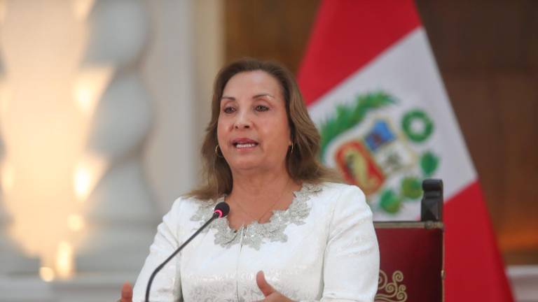 La presidenta de Perú, Dina Boluarte, declara ante la prensa que es víctima de un acoso mediático y sistemático, con fines de destituirla.