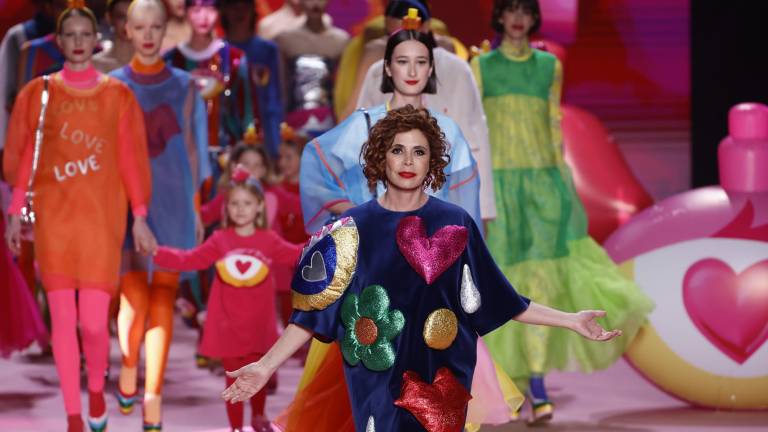 La diseñadora Agatha Ruiz de la Prada presenta su colección para el otoño-invierno 2023-2024 en el desfile inaugural de la 77 edición de la pasarela Mercedes-Benz Fashion Week Madrid (MBFWM).