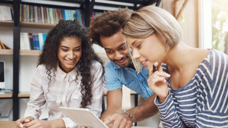 Senescyt abre nueva convocatoria para el programa de Becas Globo Común 2026