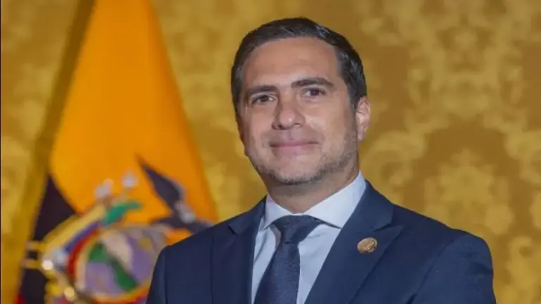 Kury llega a la Cancillería tras desempeñarse como ministro de Telecomunicaciones y de la Sociedad de la Información, cartera a la que fue designado por Noboa el 14 de mayo de 2025.