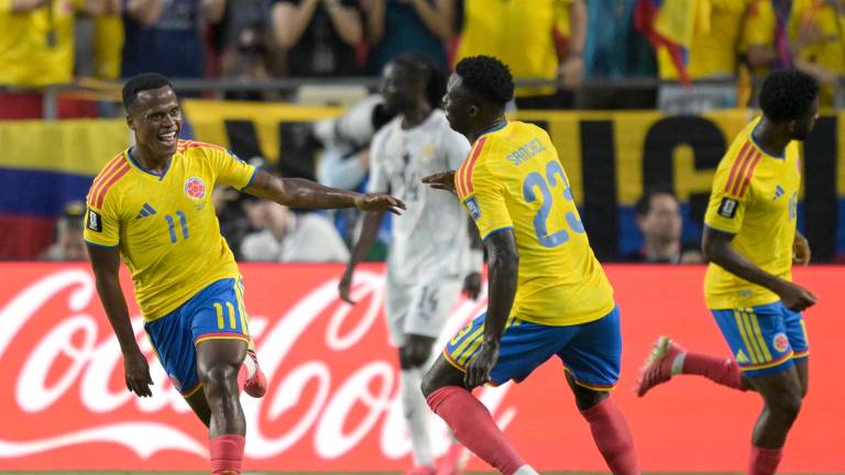 Jhon Arias celebra el gol de su equipo con Davinson Sánchez durante el partido de dieciseisavos de final de la Copa Mundial de 2026 entre Colombia y Ghana.