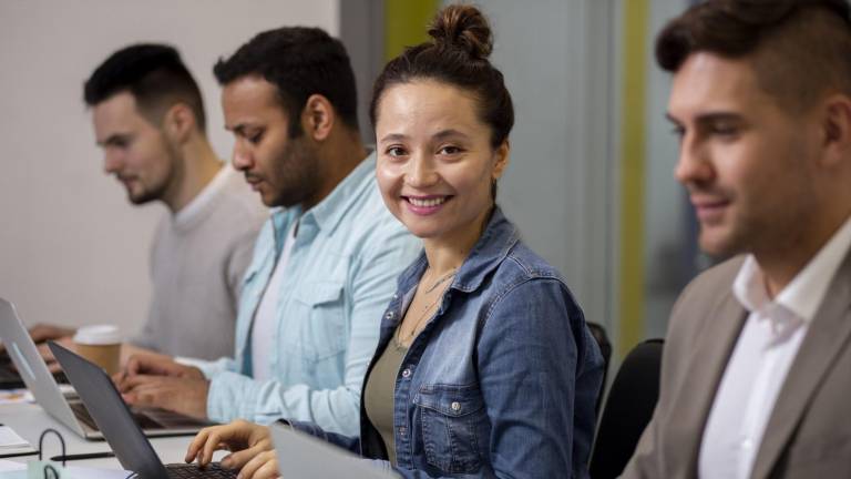 Gobierno ecuatoriano impulsa el empleo adecuado y registra avances