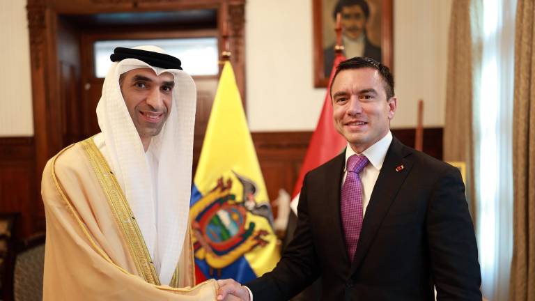 El presidente Daniel Noboa estrecha la mano de Thani bin Ahmed Al Zeyoudi, ministro de Comercio de Emiratos Árabes Unidos, en una reunión sostenida en mayo del 2025.