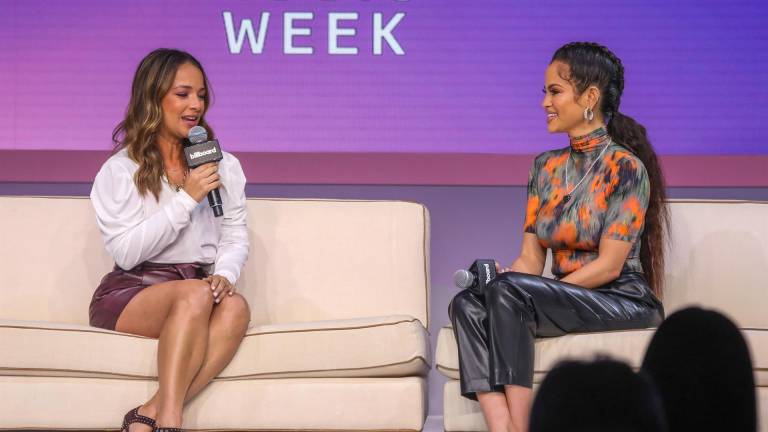 La actriz y presentadora de televisión puertorriqueña Adamari López (i) entrevista a la cantante dominicana Natti Natasha (d) durante el panel There's No Hood Like Motherhood (No hay capucha como la maternidad), de la Conferencia de los premios Latin Billboard, hoy, en el Faena Fourm de Miami Beach, Florida (EE.UU.).