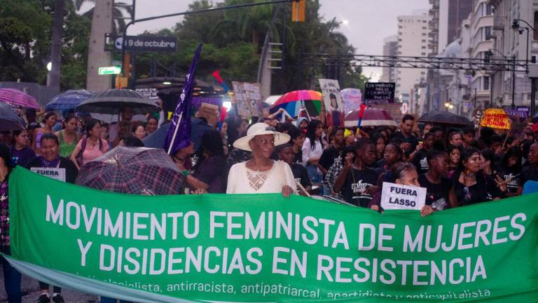 Ni la lluvia ni la negativa del Municipio de Guayaquil detuvieron marcha por el 8M
