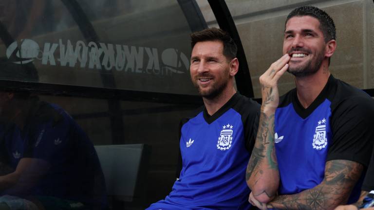Lionel Messi y Rodrigo De Paul de Argentina sonríen antes del partido amistoso internacional entre Argentina y Honduras.