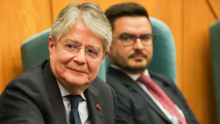 En primer plano Guillermo Lasso, al fondo el autor del libro, Fabián Pozo, exsecretario jurídico.
