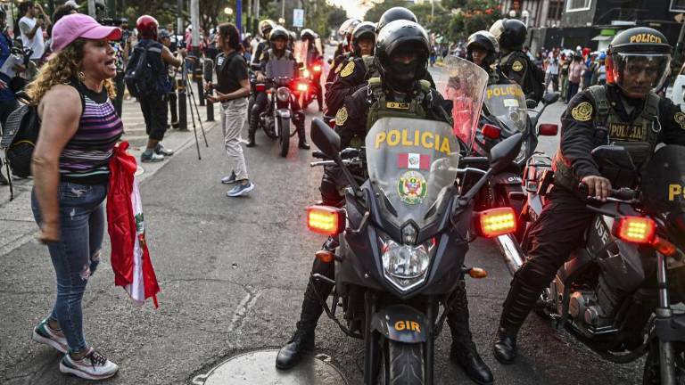 Un soldado muere ahogado y 5 desaparecen en río al intentar huir de manifestantes en Perú