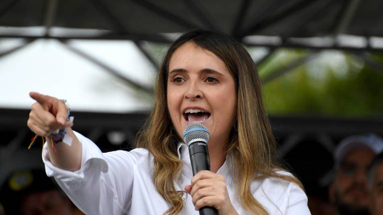 La candidata presidencial colombiana Paloma Valencia, del partido Centro Democrático, habla durante un mitin de campaña en Rionegro, departamento de Antioquia, Colombia, el 13 de abril de 2026.