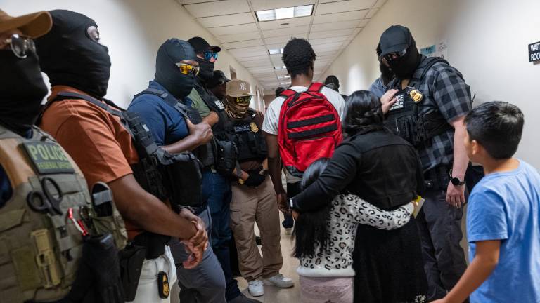 Trump amenaza con enviar agentes del ICE a controlar la seguridad en aeropuertos