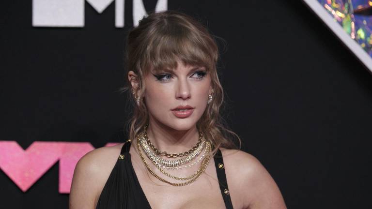 Fotografía de archivo fechada el 12 de septiembre de 2023 que muestra a la cantautora estadounidense Taylor Swift durante su llegada a la alfombra roja de los premios MTV Video Music Awards, en Newark, Nueva Jersey (EE.UU.).