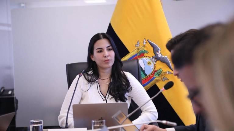 Fotografía que muestra a Guim presidiendo la Comisión de Salud de la Asamblea Nacional.