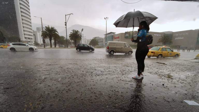 Alerta roja por lluvias en Ecuador: Inamhi advierte tormentas y desbordamientos hasta el 13 de marzo