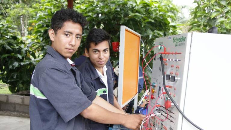 Matrículas gratis para Bachillerato Técnico: estos son los requisitos y oportunidades laborales