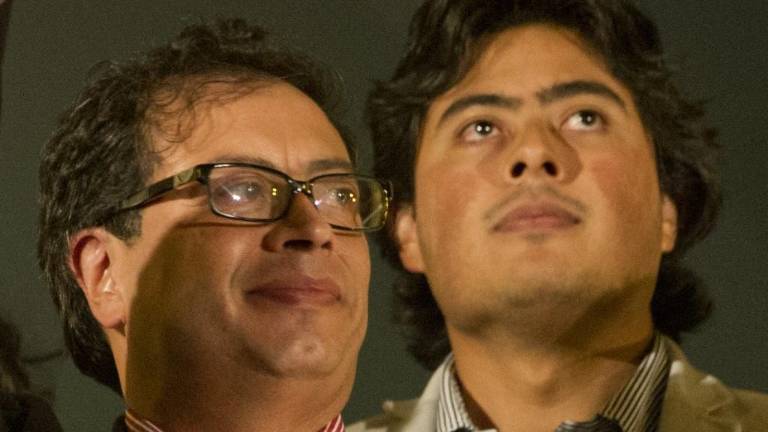 El presidente de Colombia, Gustavo Petro, junto a su hijo Nicolás.