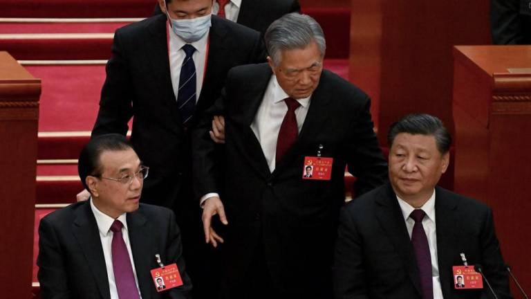 Expresidente chino Hu Jintao sale escoltado del Congreso del Partido Comunista