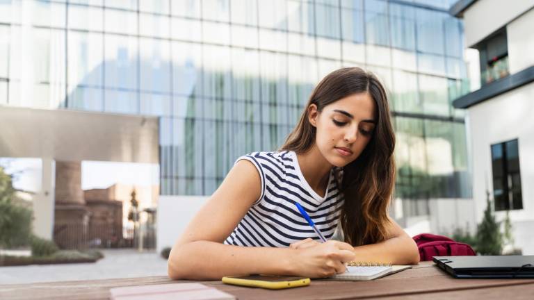 ¿Quiere estudiar en España? Fundación Carolina brindará 735 becas: así pueden aplicar los ecuatorianos