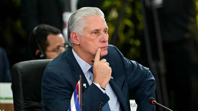 El presidente de Cuba, Miguel Díaz-Canel, hace un gesto durante la segunda sesión plenaria de la cumbre BRICS en Río de Janeiro, Brasil, el 6 de julio de 2025.