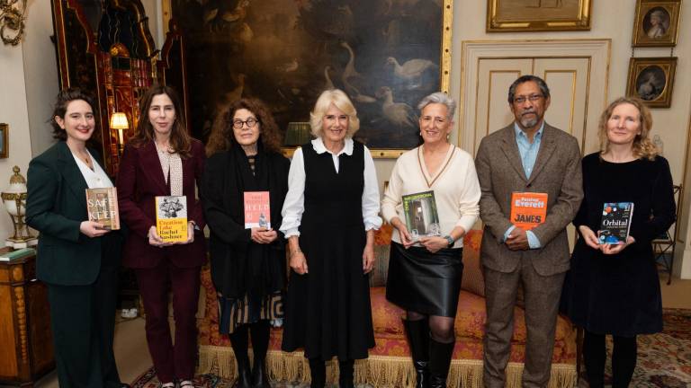 Los autores preseleccionados del Premio Booker 2024 acompañados por la reina Camilla de Gran Bretaña (c), durante una recepción de la Fundación del Premio Booker en Clarence House, en Londres.