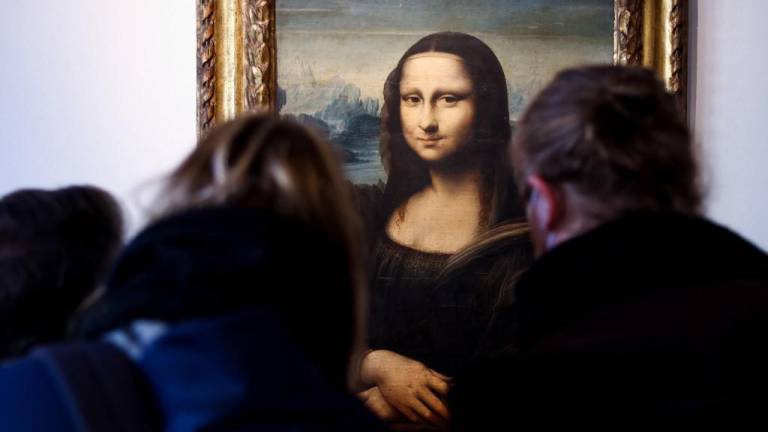 Atacan a la Mosa Lisa en el Louvre: un hombre disfrazado le lanzó una torta