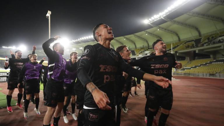 Jugadores de Platense celebran la clasificación a cuartos de final de la Copa Libertadores.