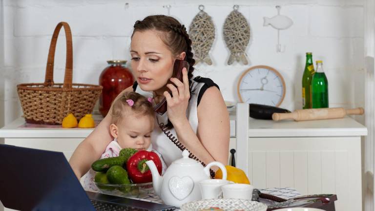 Mujeres en teletrabajo: entre el empleo, los hijos y la casa