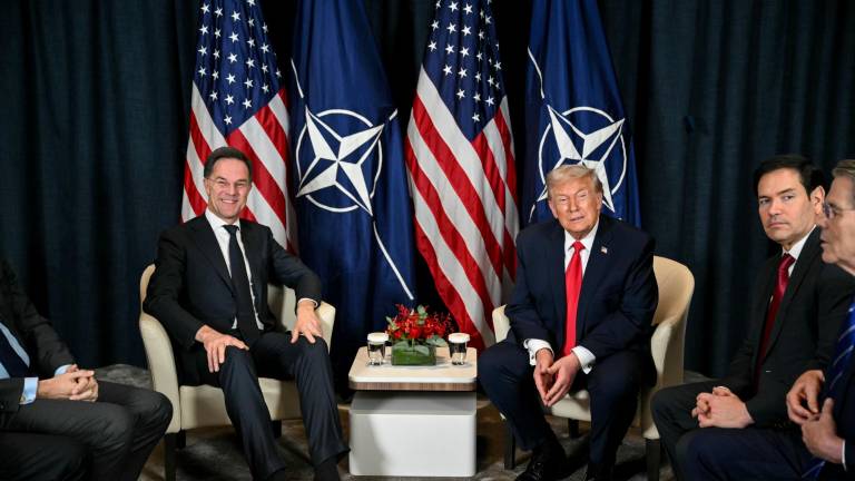 El presidente de Estados Unidos, Donald Trump (centro-derecha), habla con el secretario general de la OTAN, Mark Rutte (izquierda), durante el Foro Económico Mundial (FEM), celebrado en Suiza.