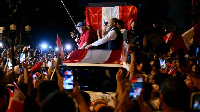 El candidato presidencial peruano del partido Renovación Popular, Rafael López Aliaga, se dirige a los manifestantes a su llegada a una protesta.