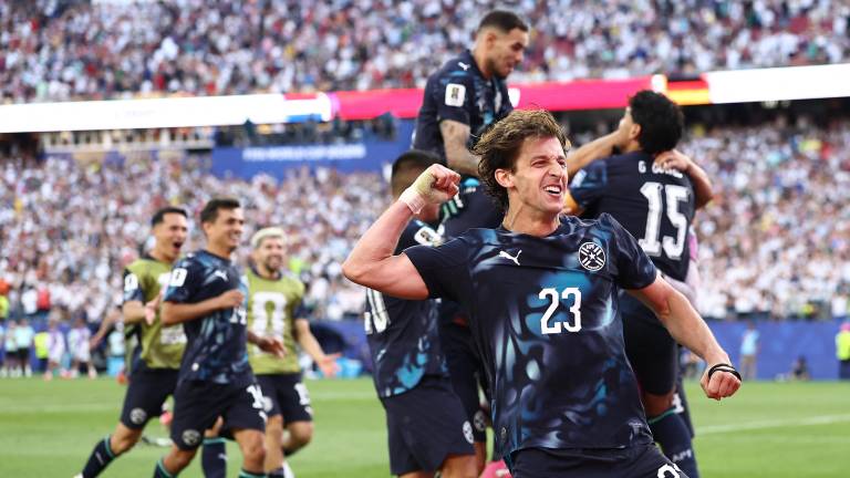 El centrocampista paraguayo Matías Galarza celebra tras ganar la tanda de penaltis del partido de dieciseisavos de final del Mundial de 2026.