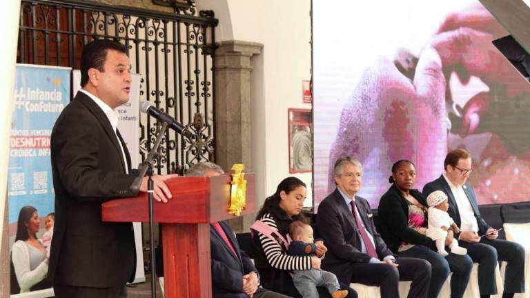 El exministro de Inclusión Económica y Social, Esteban Bernal, se dirige a la ciudadanía en un evento del Estado.