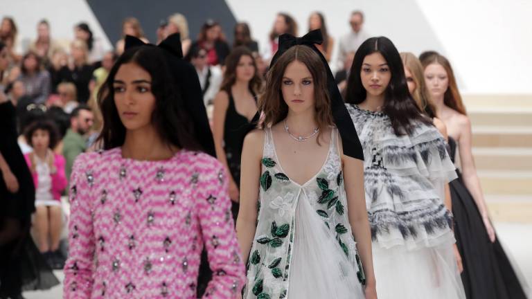 Modelos presentan la creación de la diseñadora Virginie Viard para Chanel, la colección de Haute Couture, Fall/Winter 2022/2023.