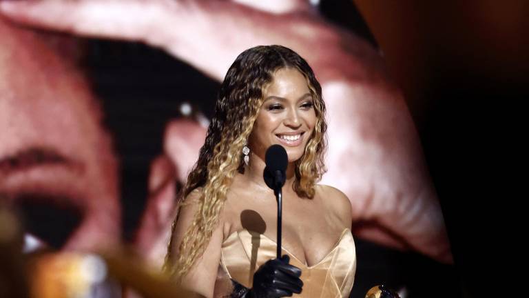 Beyoncé acepta su Grammy a Mejor canción de música electrónica y dance por Break My Soul del álbum “Renaissance”, ella es la artista con más premios Grammy en la historia.
