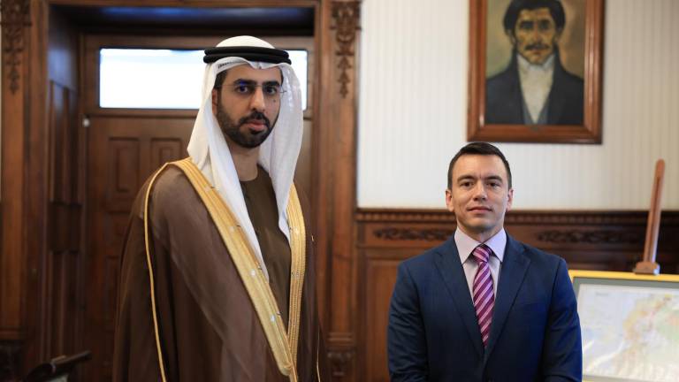 Fotografía cedida por la Presidencia de Ecuador del mandatario ecuatoriano, Daniel Noboa (d), junto al ministro de Estado para la Inteligencia Artificial (IA), la Economía Digital y las Aplicaciones del Trabajo Remoto de Emiratos Árabes Unidos, Omar Sultan Al Olama.