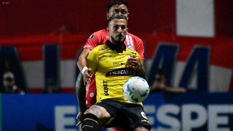 Darío Benedetto recibe el balón en el estadio Diego Armando Maradona durante el partido entre Barcelona y Argentinos Juniors.