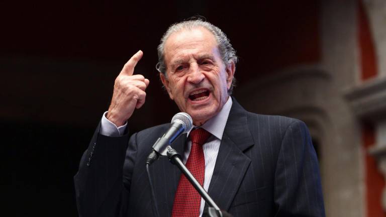 Fotografía de archivo del 17 de octubre de 2013 que muestra al expresidente de Ecuador Rodrigo Borja hablando en un evento, en Ciudad de México.
