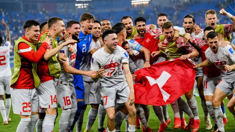 Jugadores de Suiza celebrando la victoria 3-2 ante Serbia.