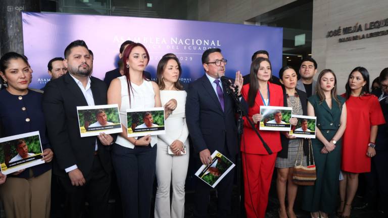 Fotografía de la rueda de prensa que dio la bancada oficialista ADN en el Palacio Legislativo.