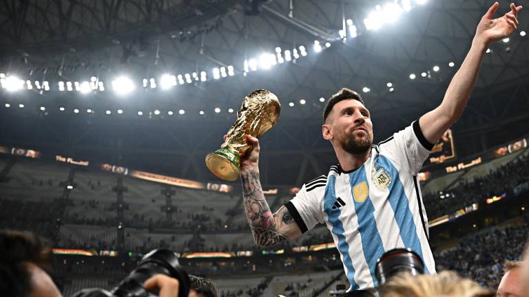 Lionel Messi sostiene el trofeo de la Copa Mundial de la FIFA 2022.