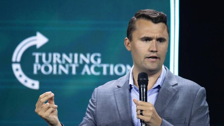 El activista Charlie Kirk, aliado de Trump, recibió un disparo en una universidad de EE.UU.