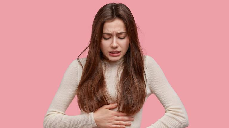 Mujeres que sufren menstruación dolorosa podrían solicitar incapacidad laboral hasta por tres días al mes, según proyecto de ley.