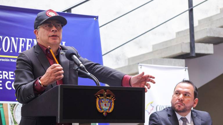 Fotografía cedida hoy por la Presidencia de Colombia donde se observa al presidente de Colombia, Gustavo Petro, mientras habla este lunes durante el Congreso Nacional de Concejales y Concejalas, en Bogotá.