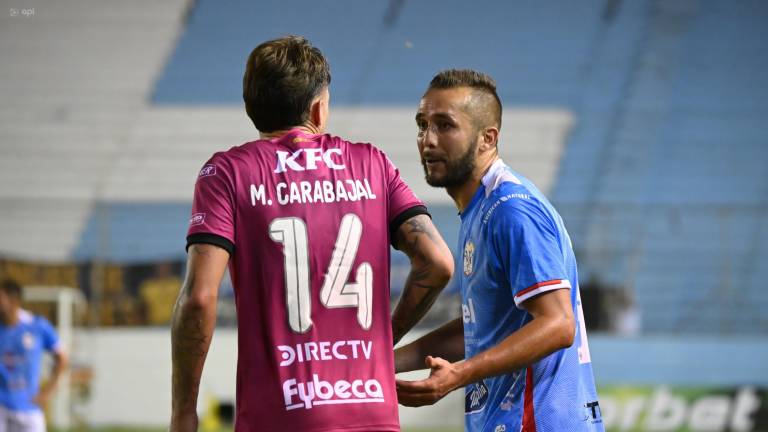Mateo Carabajal de IDV enfrentando a Jean Carlos Blanco, delantero de Manta FC.