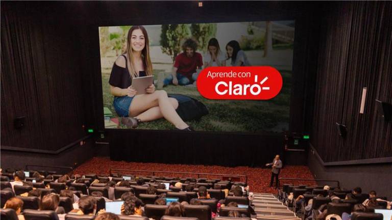 Foto de un auditorio con un expositor.