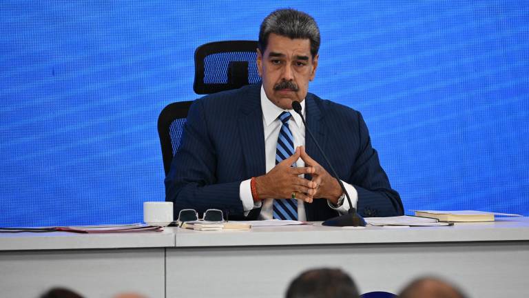 El presidente de Venezuela, Nicolás Maduro, observa durante la Reunión de Juristas en Defensa del Derecho Internacional en el Hotel Eurobuilding en Caracas el 14 de noviembre de 2025.