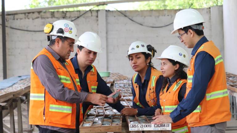 Dos proyectos mineros firman contratos de inversión en Ecuador